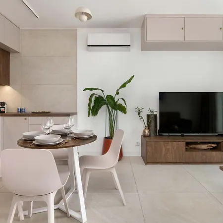 Modern And Elegant Filarskiego In With Air Conditioning & Parking And Gym By Renters Prestige Apartment Danzig